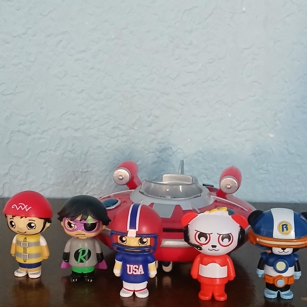 Ryan's World Mini Figures Lot Of 6 Red UFO Saucer RYAN/ COMBO PANDA  SMALL 2'in